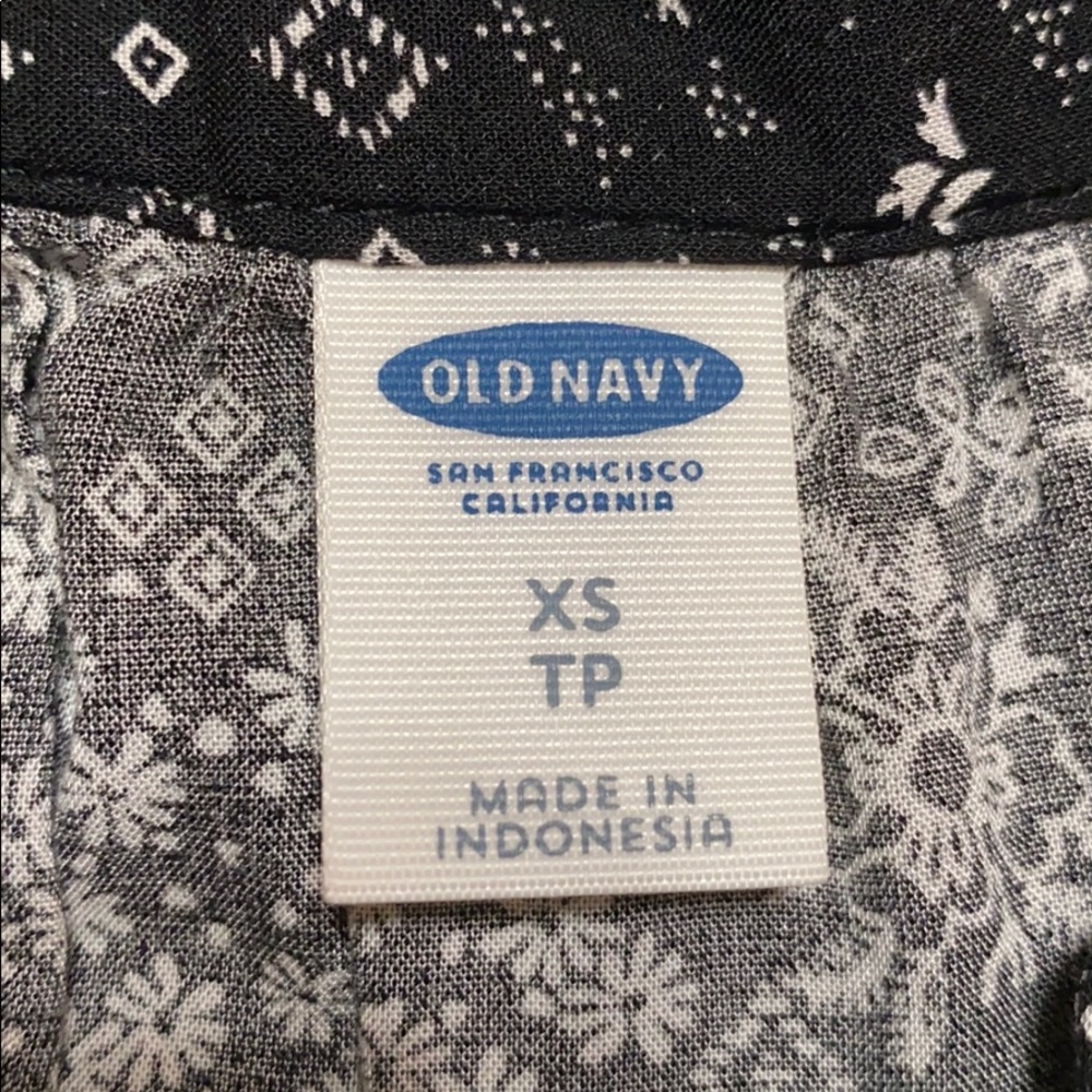 Women’s Old Navy Top - Picture 3 of 4